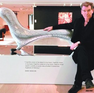 点击查看原图 皮尔斯·布鲁斯南拍完这张照片,他身后的椅子拍出了天价。